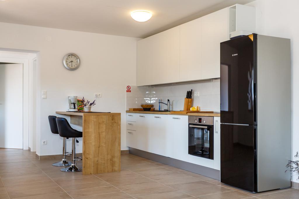 Villa Mirela Apartment Врбник Экстерьер фото